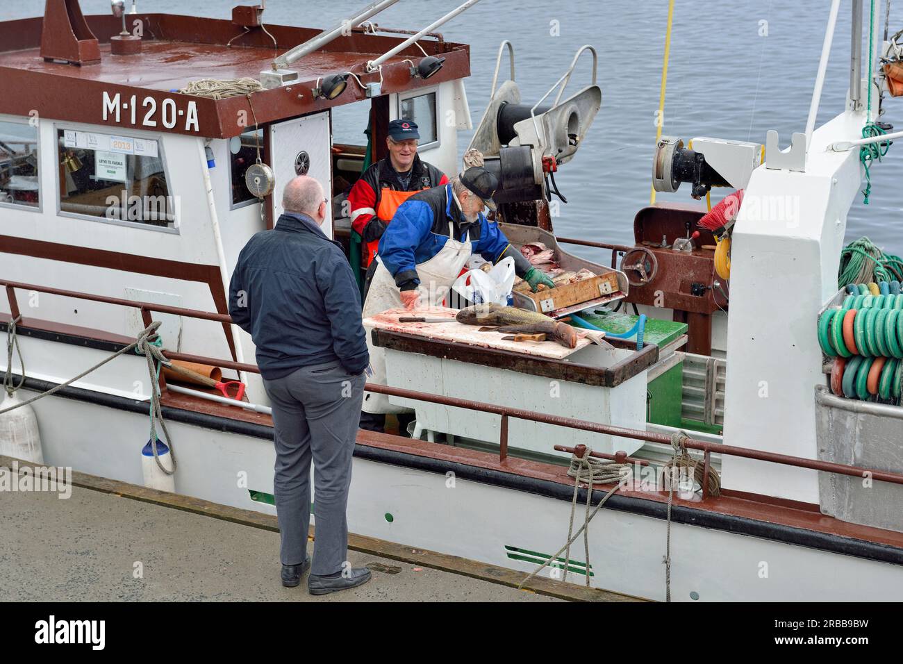 Vendite dirette a un peschereccio nel porto di Alesund, Norvegia Foto Stock