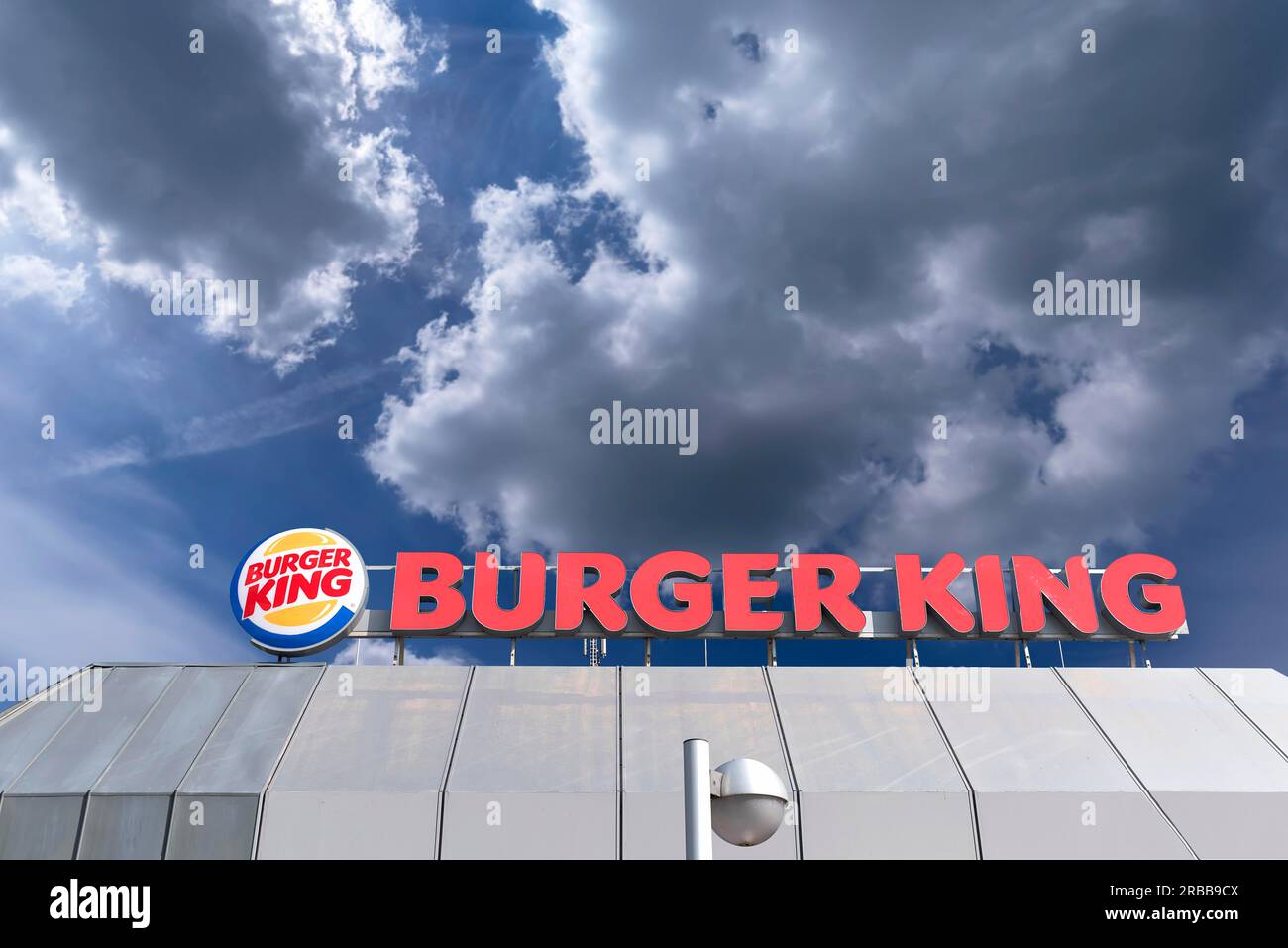 Logo della compagnia Burger King, cielo nuvoloso, Baden-Wuerttemberg, Germania Foto Stock