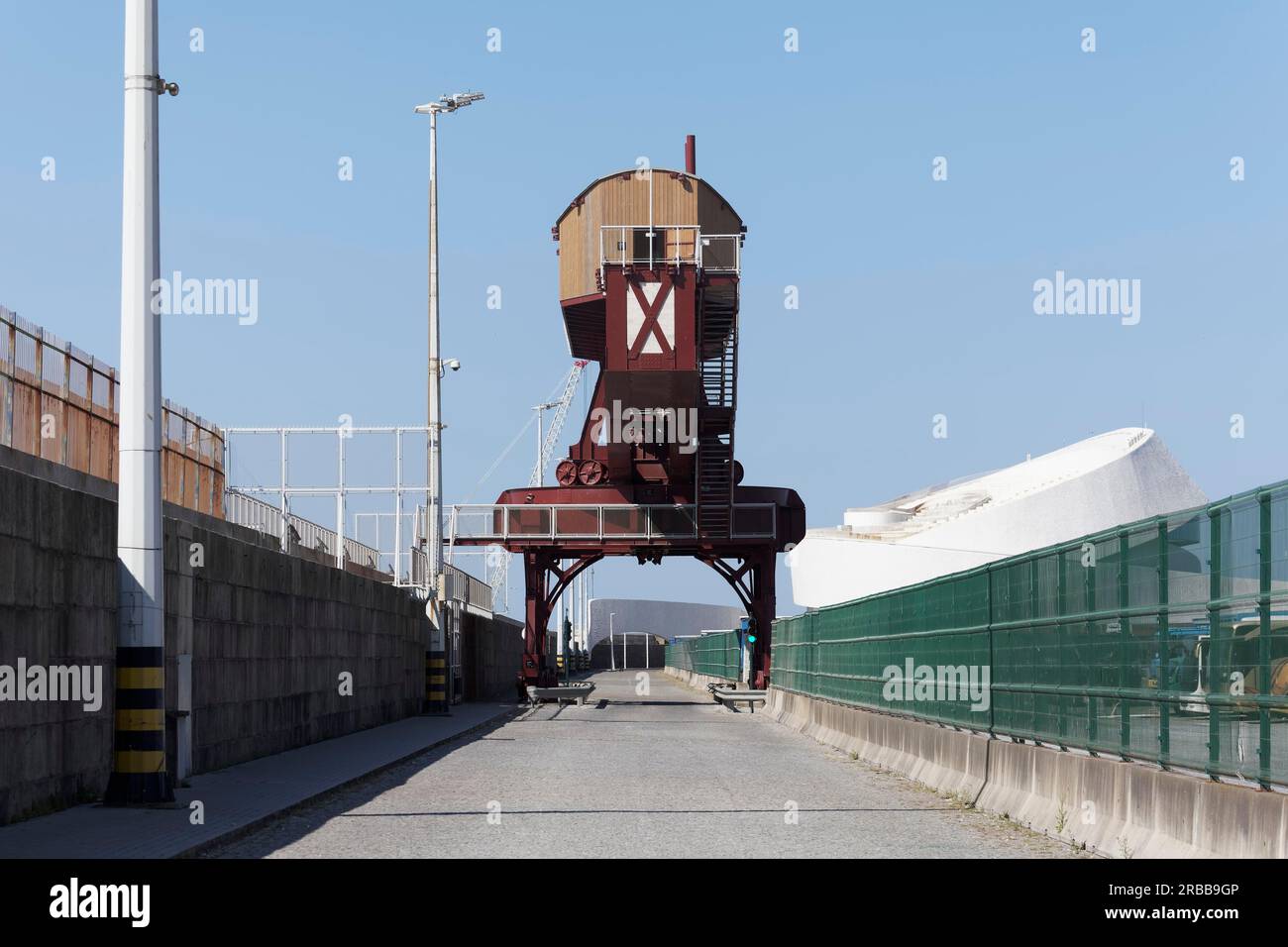 Gru storica Titan, gru portuale a vapore del XIX secolo, restaurata, monumento industriale, Matosinhos, Porto, Portogallo Foto Stock