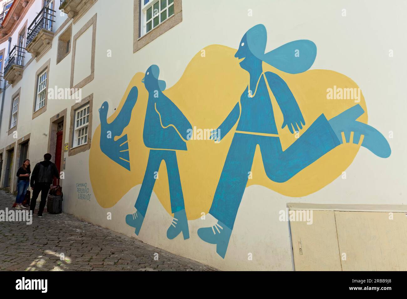 La persona si trasforma in uccello, metamorfosi, murale simbolico sul tema della libertà, Street art, Rua das Flores, Baixa do Porto, Portogallo Foto Stock