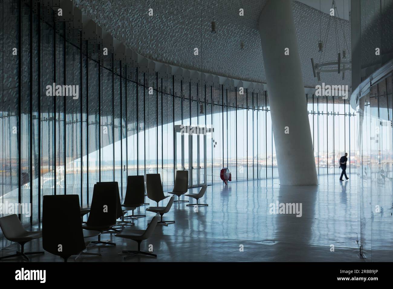 Sala ricevimento con finestra panoramica, terminal delle navi da crociera, terminal de cruzeiros, edificio futuristico dell'architetto Luis Pedro Silva, Porto de Leixoes Foto Stock