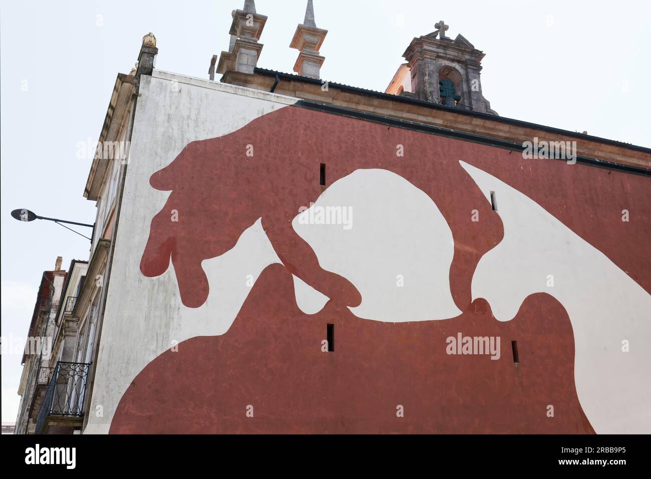 Murale, dita di una mano che spingono le labbra chiuse, bocca aperta per parlare, murale simbolico, Street art, Porto, Portogallo Foto Stock