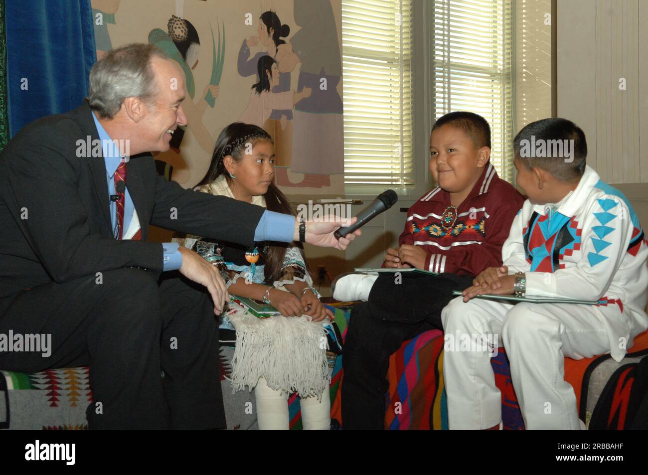 Evento di lancio al Main Interior per il programma di lettura e miglioramento delle competenze matematiche del Bureau of Indian Education 'BIE READS', con il segretario Dirk Kempthorne che si unisce all'assistente segretario per gli affari indiani Carl Artman e il direttore ad interim del Bureau of Indian Education Kevin Skenandore, tra gli altri funzionari, Insieme a studenti e docenti delle scuole finanziate dal Bureau of Indian Education nella riserva indiana di Puyallup a Washington, il Jemez Pueblo nel nuovo Messico e la riserva indiana Alamo Navajo nel nuovo Messico Foto Stock