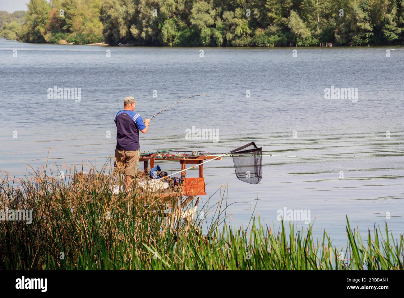 Ucraina, 10 settembre 2020, Fisherman sul fiume Dnieper a Kiev, Ucraina, durante un bel pomeriggio di sole d'estate. Fai da solo il molo di pesca Foto Stock