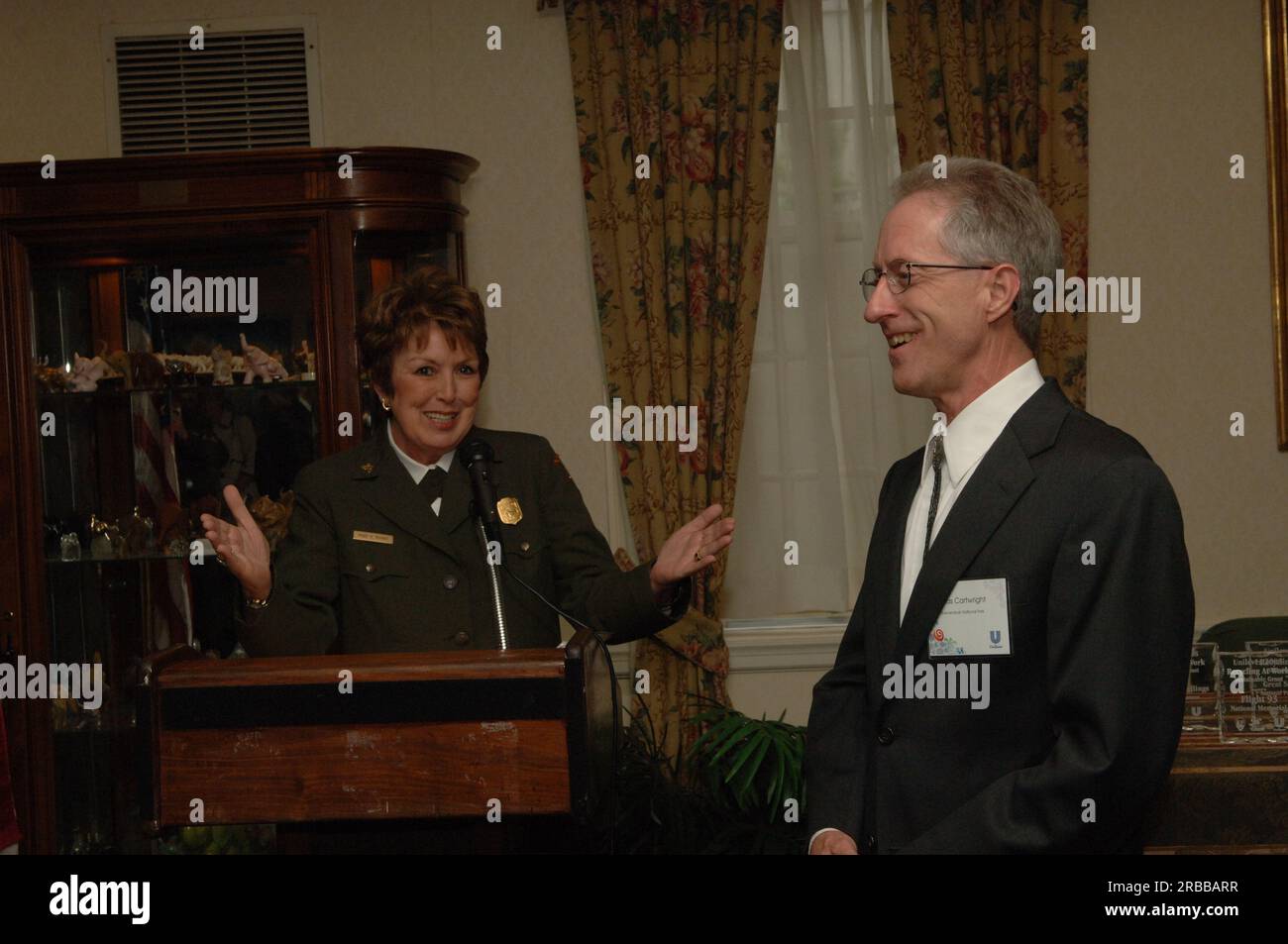 Cerimonia di premiazione del 2008 Harry Yount Ranger Award a Gary Moses, il Lake McDonald Sub-District Ranger al Glacier National Park, con la direttrice del National Park Service Mary Bomar, assistente segretario per Fish and Wildlife and Parks R. Lyle Laverty, Jr., E il capo americano della Unilever Corporation, Kevin Havelock, tra i dignitari a portata di mano al Main Interior Foto Stock