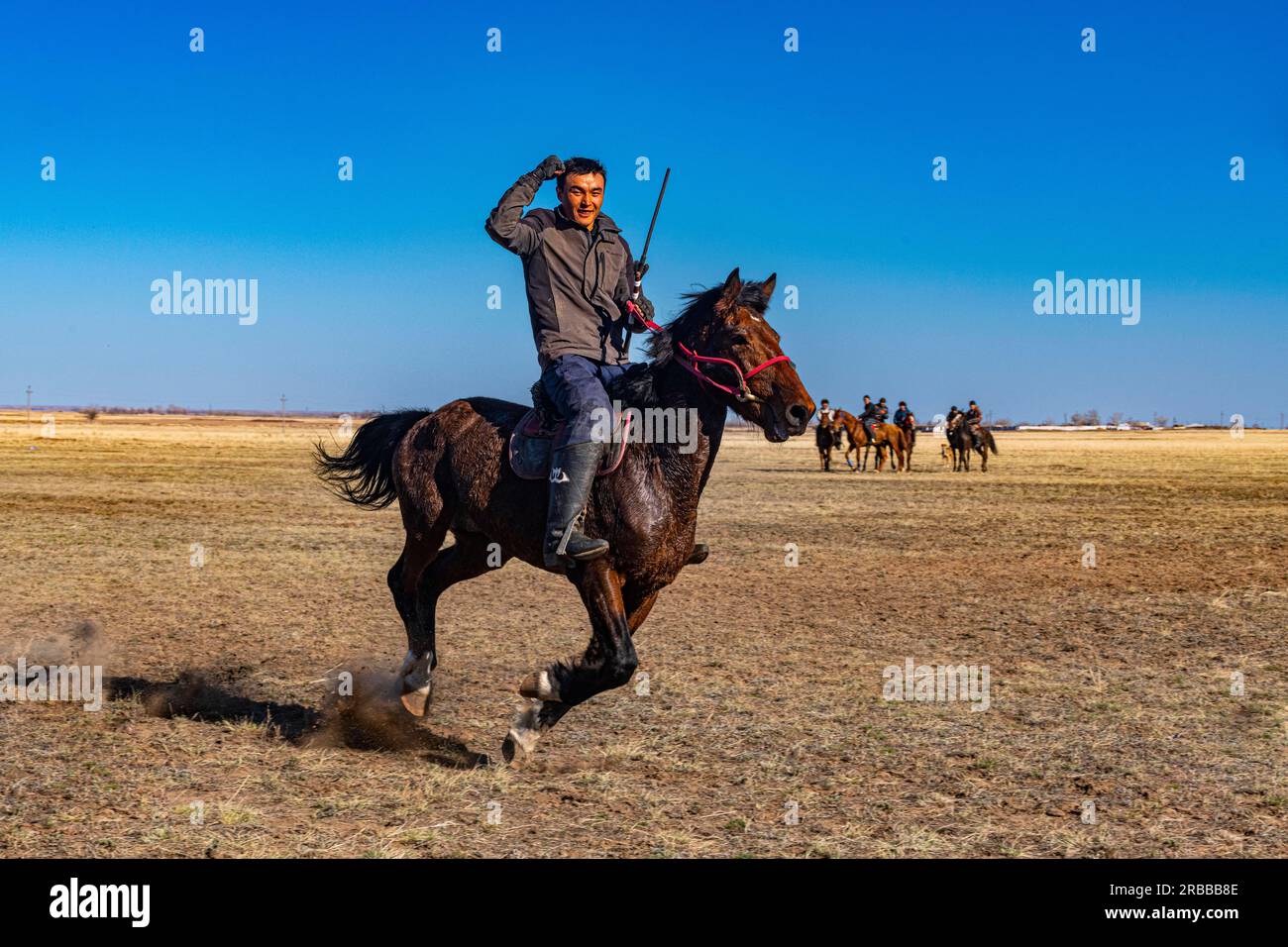 Giocatore di Kokpar sul suo cavallo, Kokpar, gioco nazionale di cavalli, Kazakistan Foto Stock