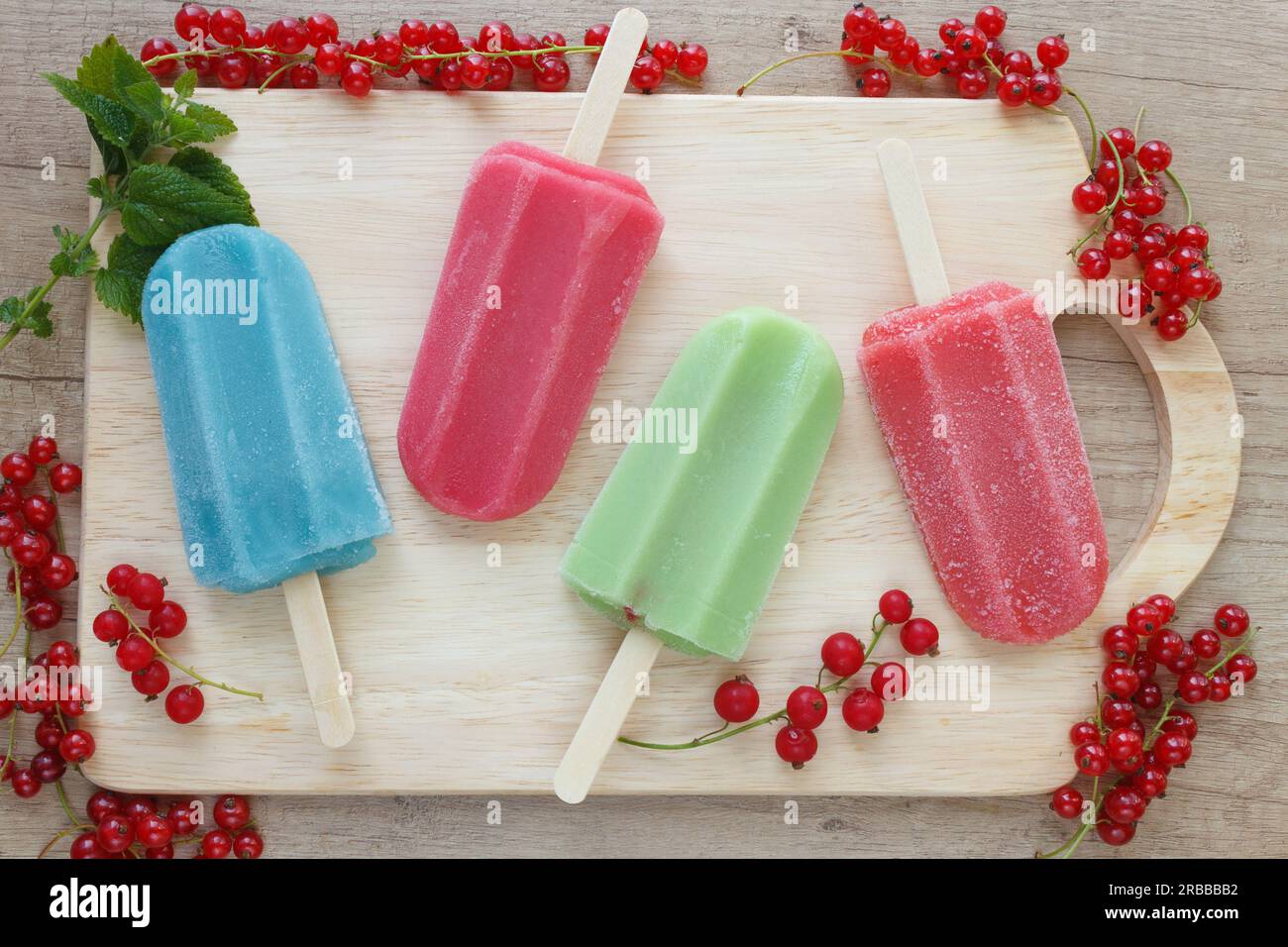 Gelato alla frutta su sfondo chiaro di legno. Foto Stock