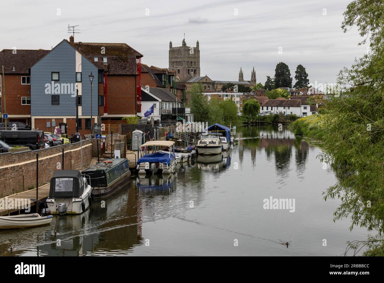 Case sul lungomare, chiesa sullo sfondo, abbazia, Tewkesbury, Gloucestershire, Inghilterra, Regno Unito Foto Stock