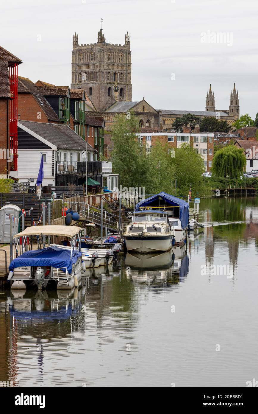 Case e barche sul lungomare, chiesa sullo sfondo, abbazia, Tewkesbury, Gloucestershire, Inghilterra, Gran Bretagna Foto Stock