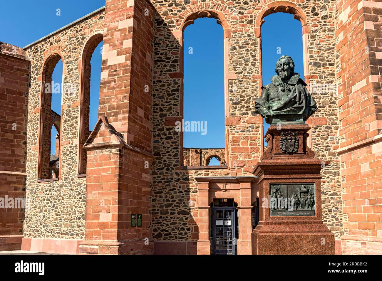 Chiesa Vallone-olandese, doppia chiesa, rovine, gotico, monumento, Busto di bronzo conte Filippo Ludovico II di Hanau-Muenzenberg, città vecchia, Hanau, Assia, Germania Foto Stock