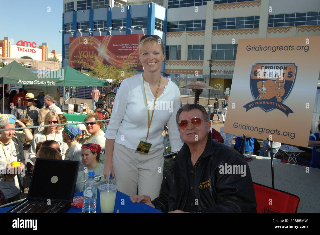 Attività presso il parco a tema interattivo pre-Super Bowl XLII della National Football League, l'esperienza NFL, a Glendale, Arizona, dove il Dipartimento degli interni e il personale di altre agenzie federali si sono Uniti alla Pro Football Hall of Famer Mike Ditka e ad altri professionisti del football per attività ricreative all'aperto Foto Stock