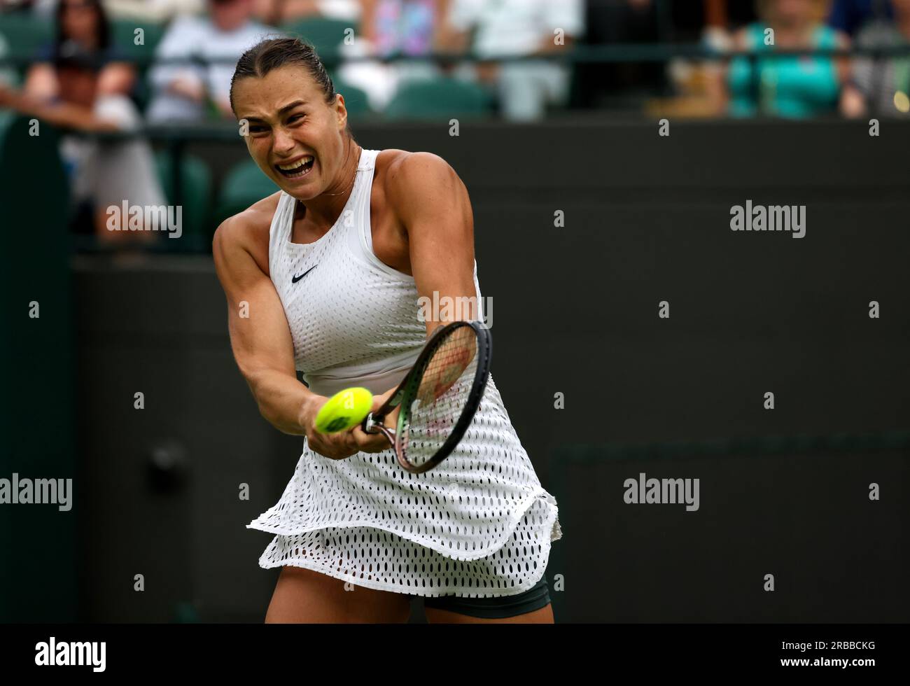 Wimbledon, Regno Unito. 8 luglio 2023. Testa di serie numero 2, Ayrna Sabalenka durante il suo terzo turno contro Anna Blinkova a Wimbledon. Crediti: Adam Stoltman/Alamy Live News Foto Stock