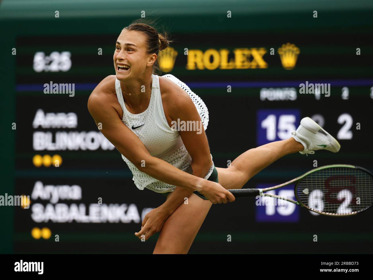Wimbledon, Regno Unito. 8 luglio 2023. Testa di serie numero 2, Ayrna Sabalenka durante il suo terzo turno contro Anna Blinkova a Wimbledon. Crediti: Adam Stoltman/Alamy Live News Foto Stock