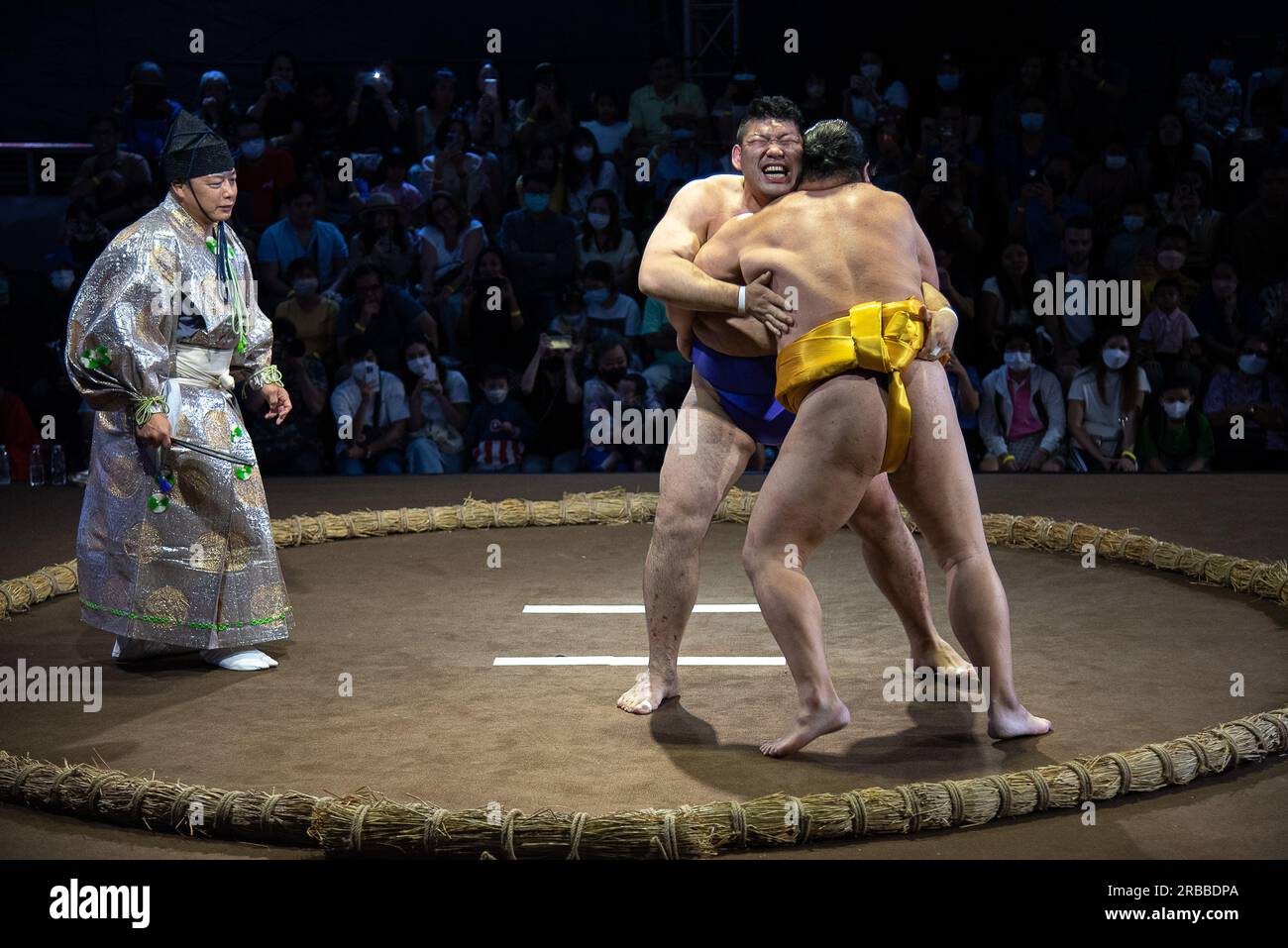 Bangkok, Thailandia. 8 luglio 2023. I lottatori giapponesi di Sumo Bungko Nishiki (fronte) e Jokoryo (dietro) hanno visto combattere durante lo spettacolo della mostra che celebra 136 anni di relazioni diplomatiche tailandese-giapponese all'esterno del Siam Paragon Shopping Center. Credito: SOPA Images Limited/Alamy Live News Foto Stock