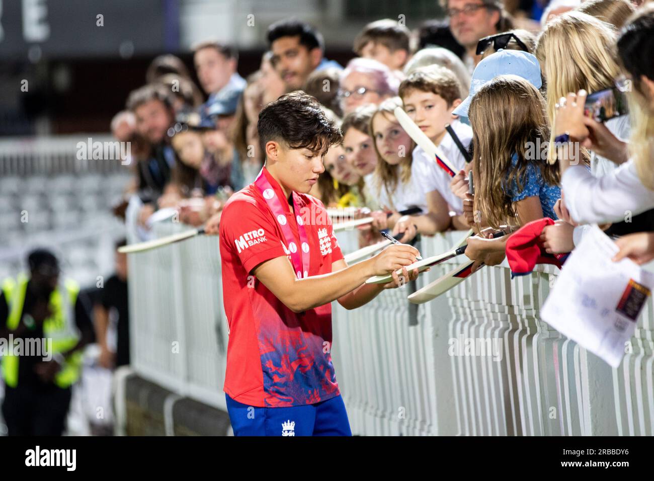 Londra, Regno Unito. 8 luglio 2023. Issy Wong (Inghilterra) dopo aver vinto la terza partita Vitality IT20 della serie Womens Ashes del 2023 tra Inghilterra e Australia al Lords Cricket Ground di Londra. (Liam Asman/SPP) credito: SPP Sport Press Photo. /Alamy Live News Foto Stock