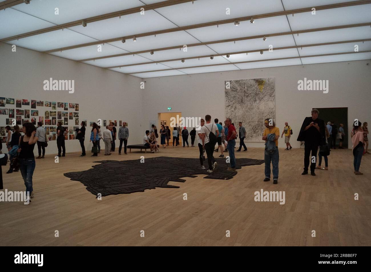 Londra, Regno Unito: Interior of Tate Modern, una mostra su Herzog e de Meuron Switch House Foto Stock