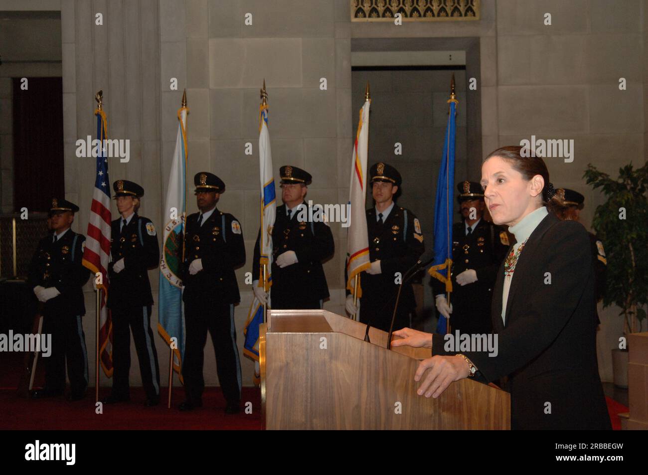Il segretario ad interim P. Lynn Scarlett e altri alti funzionari interni alla cerimonia di posa delle corone per il personale delle forze dell'ordine ucciso in servizio Foto Stock