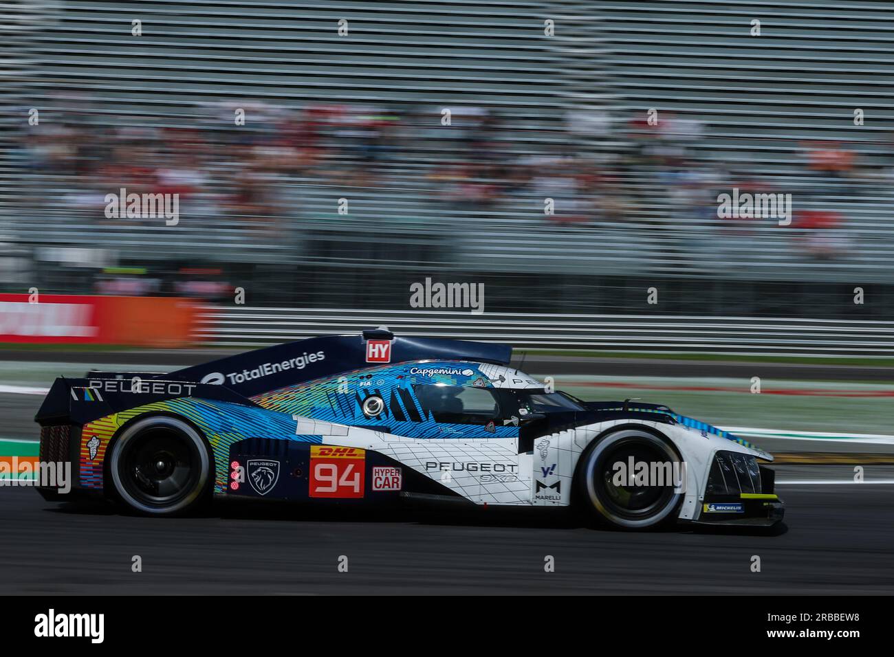 Monza, Italia. 8 luglio 2023. #94 Peugeot Totalenergies - Peugeot 9X8 Hybrid di Gustavo Menezes (USA) in azione durante il WEC FIA World Endurance Championship 6 ore di Monza 2023 all'autodromo Nazionale di Monza. Credito: SOPA Images Limited/Alamy Live News Foto Stock