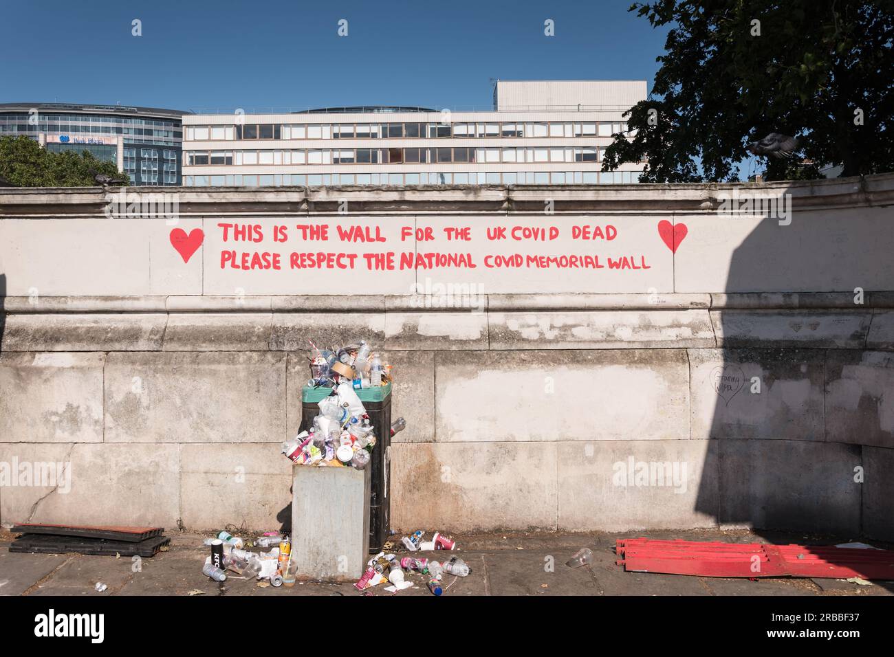 Cuori rossi e rosa sul National Covid Memorial Wall, Londra, Inghilterra, Regno Unito. Foto Stock