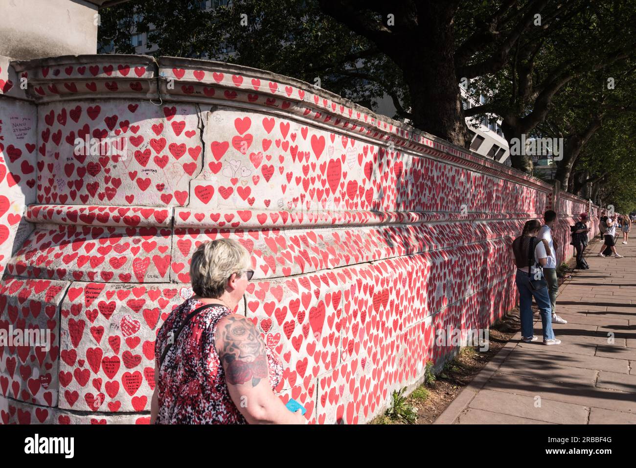 Cuori rossi e rosa sul National Covid Memorial Wall, Londra, Inghilterra, Regno Unito. Foto Stock