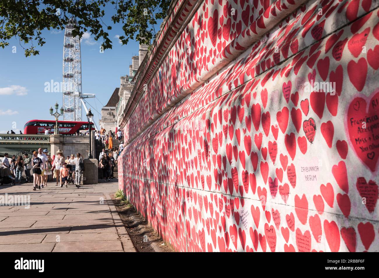 Cuori rossi e rosa sul National Covid Memorial Wall, Londra, Inghilterra, Regno Unito. Foto Stock