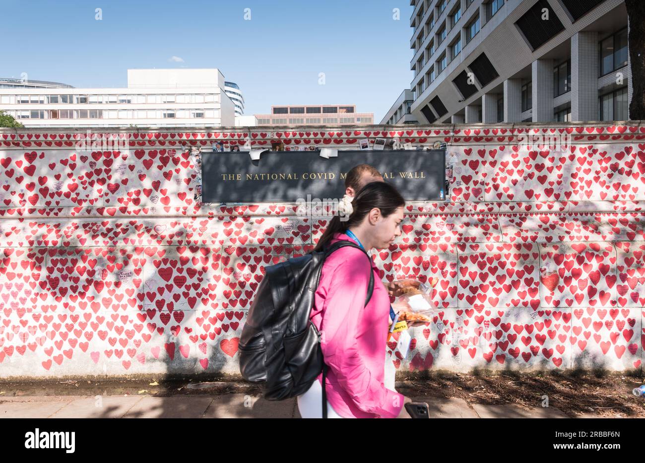 Cuori rossi e rosa sul National Covid Memorial Wall, Londra, Inghilterra, Regno Unito. Foto Stock