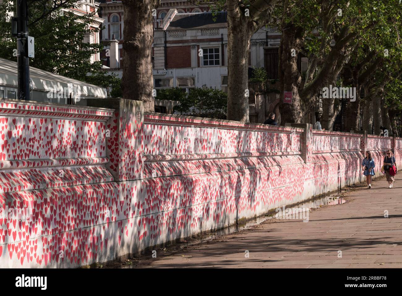 Cuori rossi e rosa sul National Covid Memorial Wall, Londra, Inghilterra, Regno Unito. Foto Stock