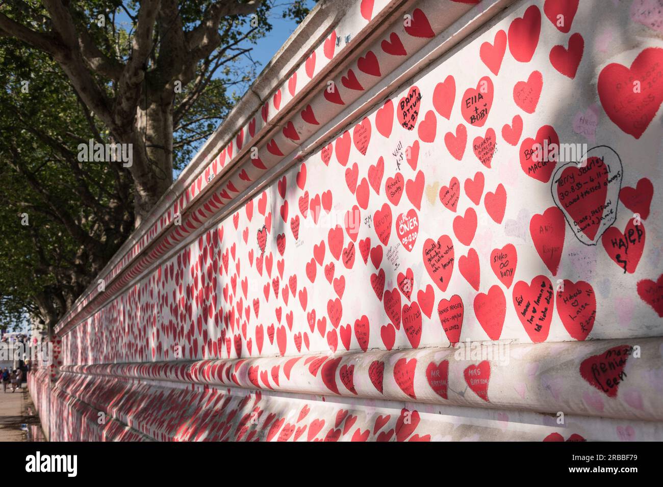 Cuori rossi e rosa sul National Covid Memorial Wall, Londra, Inghilterra, Regno Unito. Foto Stock