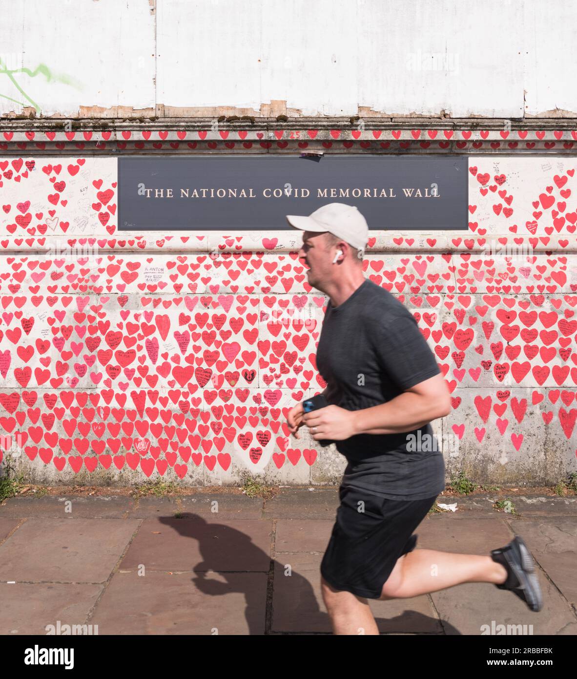 Cuori rossi e rosa sul National Covid Memorial Wall, Londra, Inghilterra, Regno Unito. Foto Stock