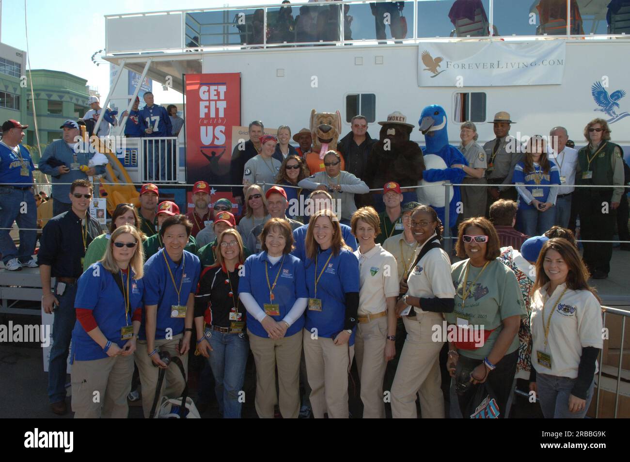 Dipartimento degli interni e altri membri del personale dell'agenzia federale che si unirono alla Pro Football Hall of Famer Mike Ditka per le promozioni ricreative all'aperto presso la National Football League pre-Super Bowl XLII (parco a tema interattivo, The NFL Experience, a Glendale, Arizona Foto Stock