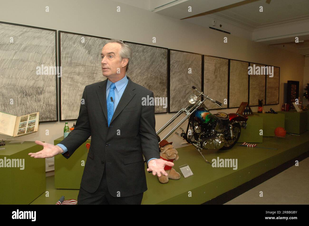Il Segretario Dirk Kempthorne presenta in anteprima la nuova mostra del Museo degli interni, 'The Vietnam Veterans Memorial: America Responds', che commemora il 25° anniversario della dedica del Memorial attraverso fotografie, disegni e modelli che illustrano la creazione del Memoriale, nonché oggetti personali lasciati al muro dal grande pubblico Foto Stock