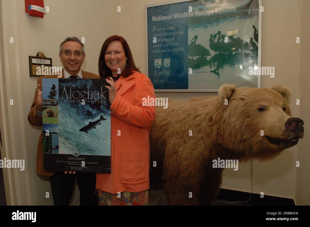 Dru Pearce, Senior Advisor del Segretario per gli affari dell'Alaska, e collega con poster della Rocky Mountain Elk Foundation ringraziando Pearce per il suo lavoro a nome del Perenosa Bay Project su Afognak Island, Alaska. Afognak, le cui popolazioni di pesci e fauna selvatica della costa settentrionale sono state danneggiate a causa della fuoriuscita di petrolio della Exxon Valdez nel 1989, è stata al centro degli sforzi di conservazione e recupero intrapresi dagli Stati Uniti Fish and Wildlife Service in collaborazione con lo stato dell'Alaska e organizzazioni no-profit. Foto Stock Dru Pearce, Senior Advisor del Segretario per gli affari dell'Alaska, e collega con poster della Rocky Mountain Elk Foundation ringraziando Pearce per il suo lavoro a nome del Perenosa Bay Project su Afognak Island, Alaska. Afognak, le cui popolazioni di pesci e fauna selvatica della costa settentrionale sono state danneggiate a causa della fuoriuscita di petrolio della Exxon Valdez nel 1989, è stata al centro degli sforzi di conservazione e recupero intrapresi dagli Stati Uniti Fish and Wildlife Service in collaborazione con lo stato dell'Alaska e organizzazioni no-profit. Foto Stock