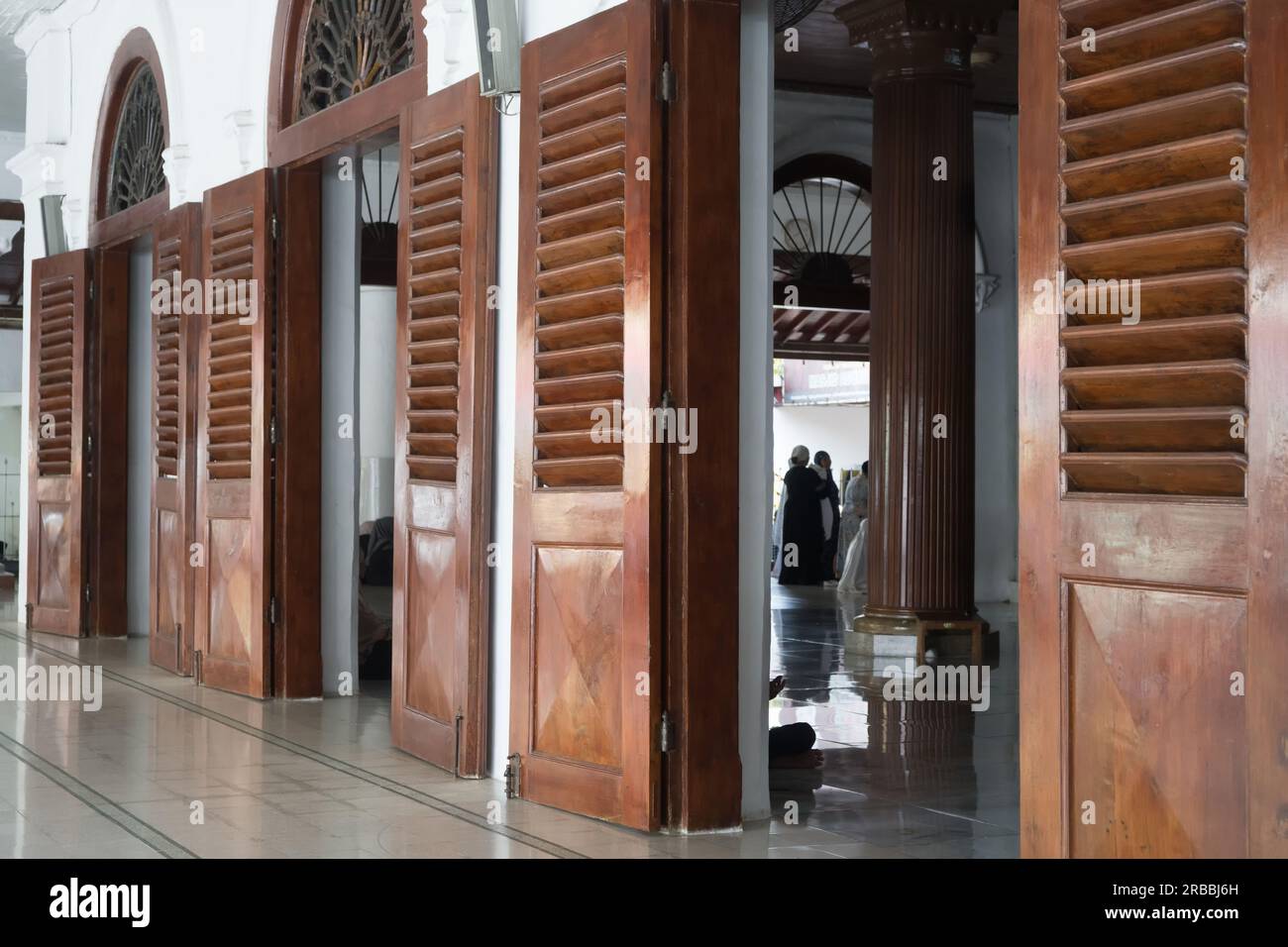 8 luglio 2023. Gente che prega, legge al Corano, chiacchiera, dorme all'interno della moschea Sunan a Surabaya, Indonesia. Foto Stock