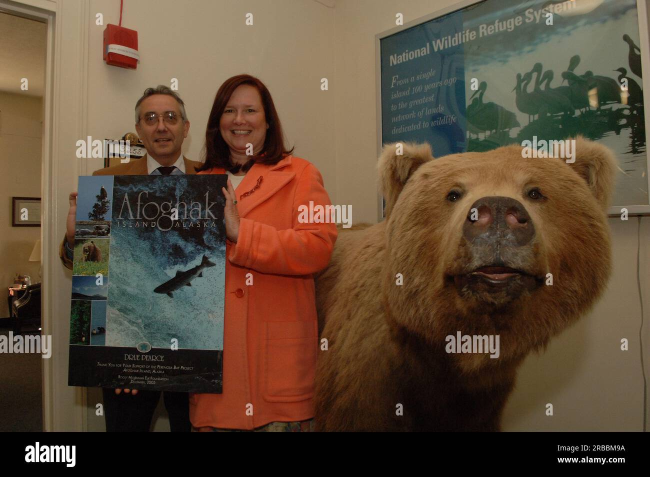 Dru Pearce, Senior Advisor del Segretario per gli affari dell'Alaska, e collega con poster della Rocky Mountain Elk Foundation ringraziando Pearce per il suo lavoro a nome del Perenosa Bay Project su Afognak Island, Alaska. Afognak, le cui popolazioni di pesci e fauna selvatica della costa settentrionale sono state danneggiate a causa della fuoriuscita di petrolio della Exxon Valdez nel 1989, è stata al centro degli sforzi di conservazione e recupero intrapresi dagli Stati Uniti Fish and Wildlife Service in collaborazione con lo stato dell'Alaska e organizzazioni no-profit. Foto Stock Dru Pearce, Senior Advisor del Segretario per gli affari dell'Alaska, e collega con poster della Rocky Mountain Elk Foundation ringraziando Pearce per il suo lavoro a nome del Perenosa Bay Project su Afognak Island, Alaska. Afognak, le cui popolazioni di pesci e fauna selvatica della costa settentrionale sono state danneggiate a causa della fuoriuscita di petrolio della Exxon Valdez nel 1989, è stata al centro degli sforzi di conservazione e recupero intrapresi dagli Stati Uniti Fish and Wildlife Service in collaborazione con lo stato dell'Alaska e organizzazioni no-profit. Foto Stock
