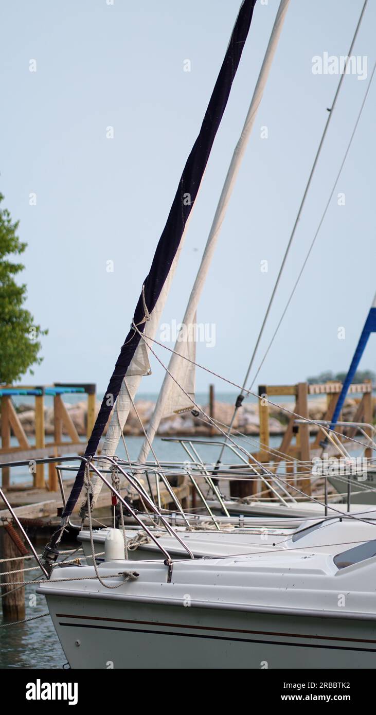 Barche a vela attraccate nel porto di Wilmette lungo il lago Michigan Foto Stock