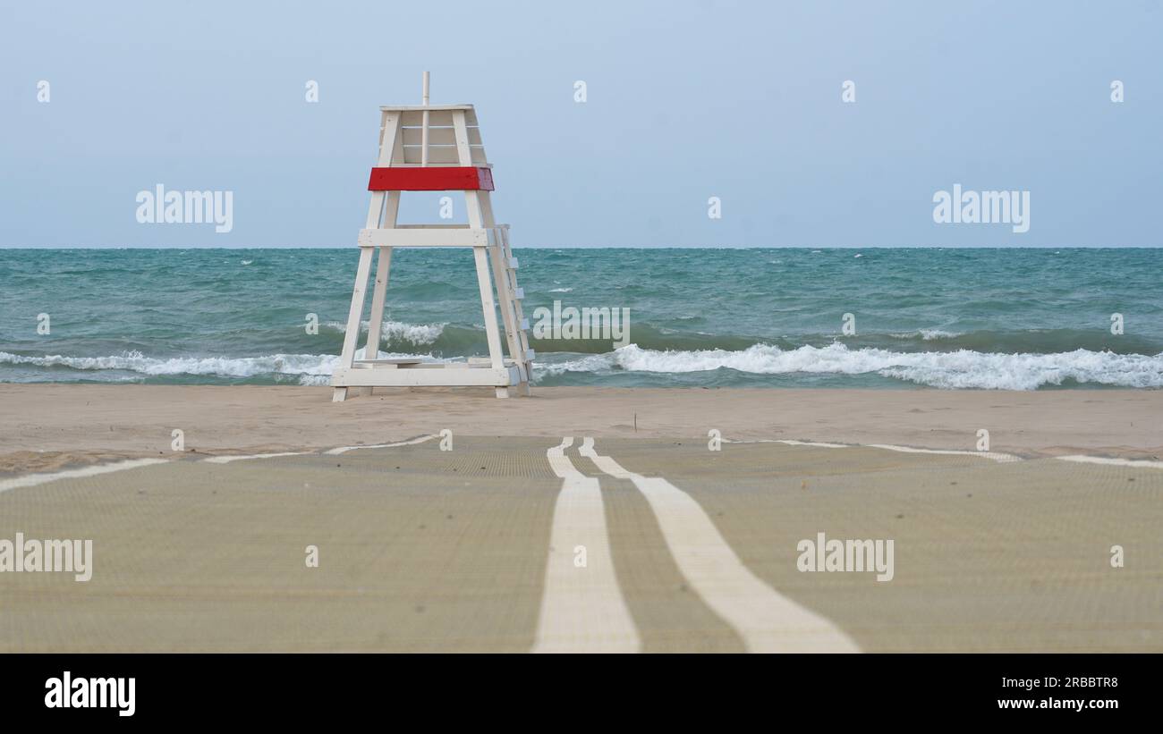 Il tappeto di accesso alla spiaggia si è aperto sulla sabbia della spiaggia del lago Michigan. Foto Stock