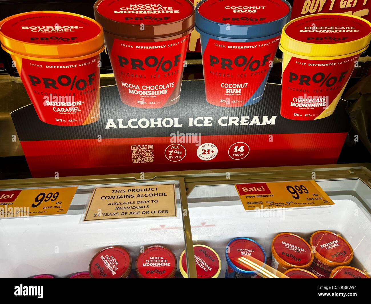 Espositore per congelatori con gelato alcolico in un supermercato Foto Stock