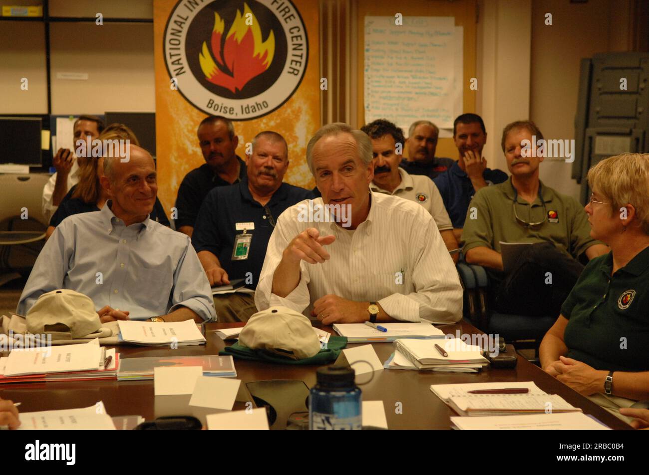 Visita del segretario Dirk Kempthorne al National Interagency Fire Center di Boise, Idaho, dove si è Unito al segretario per la sicurezza interna Michael Chertoff, al tenente governatore dell'Idaho Jim Risch e ad altri funzionari per riunioni, tour della struttura e dell'area circostante e conferenza stampa sui preparativi per la stagione degli incendi Foto Stock