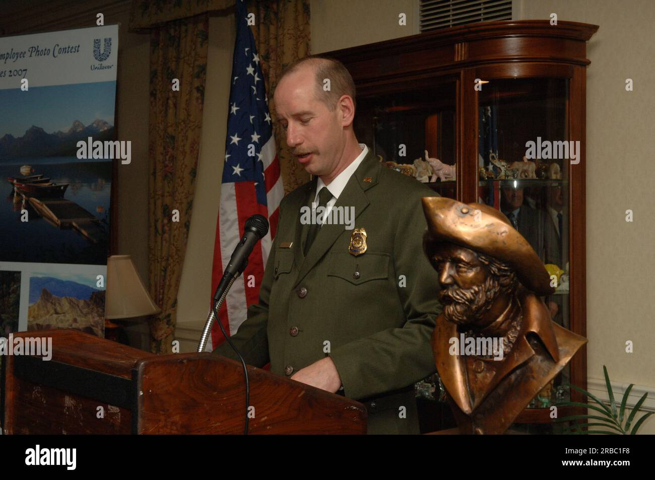 Cerimonia di premiazione del 2008 Harry Yount Ranger Award a Gary Moses, il Lake McDonald Sub-District Ranger al Glacier National Park, con la direttrice del National Park Service Mary Bomar, assistente segretario per Fish and Wildlife and Parks R. Lyle Laverty, Jr., E il capo americano della Unilever Corporation, Kevin Havelock, tra i dignitari a portata di mano al Main Interior Foto Stock