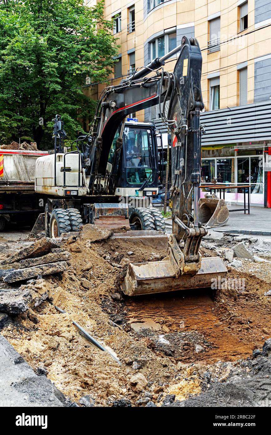 Lavori di restauro nel cantiere di strade urbane Foto Stock
