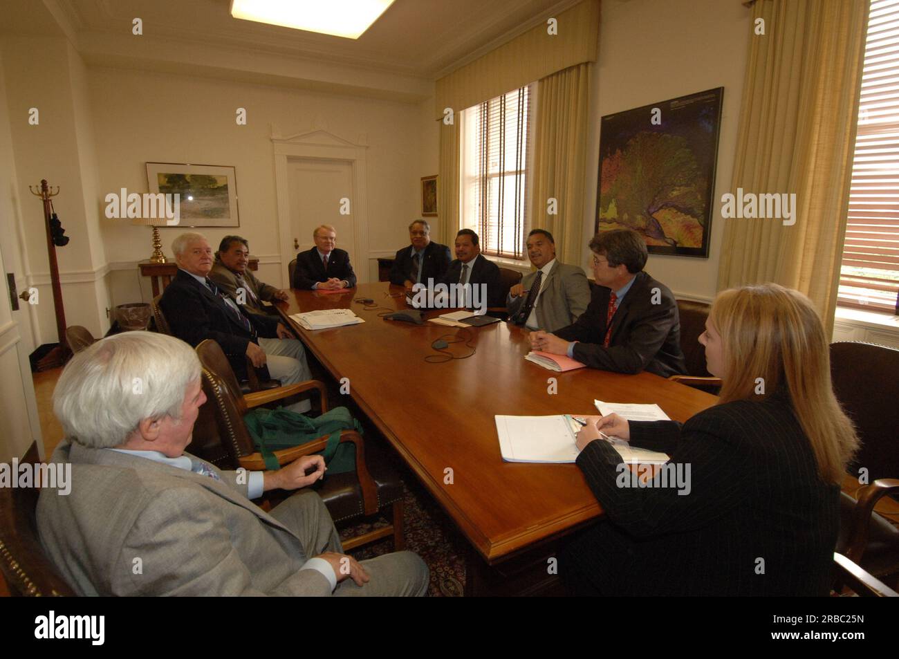 Assistente segretario per la politica, la gestione e il bilancio, R. Thomas Weimer, incontro presso gli interni principali con il direttore dell'Ufficio per gli affari insulari (OIA) Nikolao Pula, altri funzionari DELL'OIA e ambasciatori territoriali Foto Stock