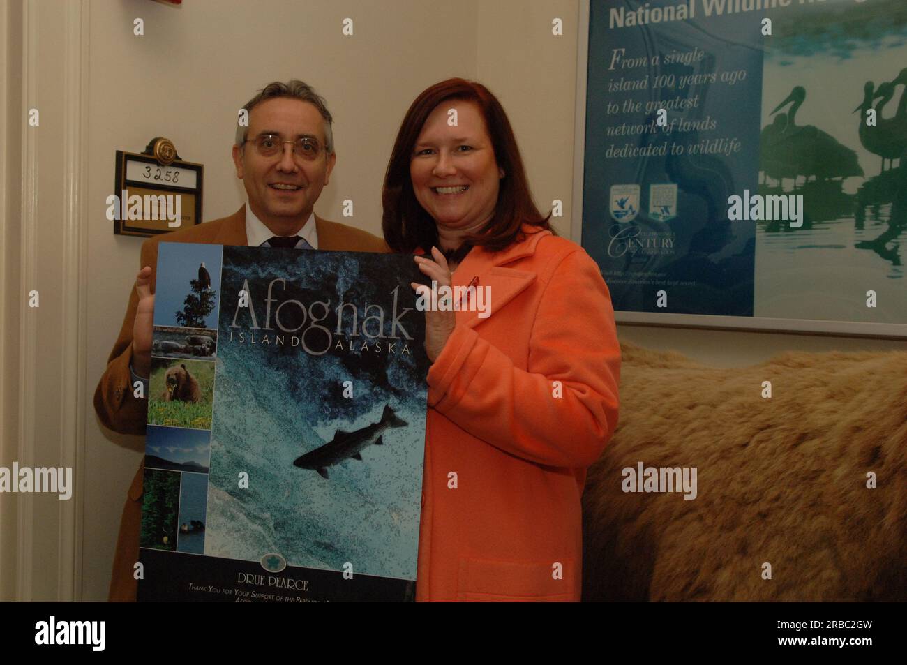 Dru Pearce, Senior Advisor del Segretario per gli affari dell'Alaska, e collega con poster della Rocky Mountain Elk Foundation ringraziando Pearce per il suo lavoro a nome del Perenosa Bay Project su Afognak Island, Alaska. Afognak, le cui popolazioni di pesci e fauna selvatica della costa settentrionale sono state danneggiate a causa della fuoriuscita di petrolio della Exxon Valdez nel 1989, è stata al centro degli sforzi di conservazione e recupero intrapresi dagli Stati Uniti Fish and Wildlife Service in collaborazione con lo stato dell'Alaska e organizzazioni no-profit. Foto Stock Dru Pearce, Senior Advisor del Segretario per gli affari dell'Alaska, e collega con poster della Rocky Mountain Elk Foundation ringraziando Pearce per il suo lavoro a nome del Perenosa Bay Project su Afognak Island, Alaska. Afognak, le cui popolazioni di pesci e fauna selvatica della costa settentrionale sono state danneggiate a causa della fuoriuscita di petrolio della Exxon Valdez nel 1989, è stata al centro degli sforzi di conservazione e recupero intrapresi dagli Stati Uniti Fish and Wildlife Service in collaborazione con lo stato dell'Alaska e organizzazioni no-profit. Foto Stock