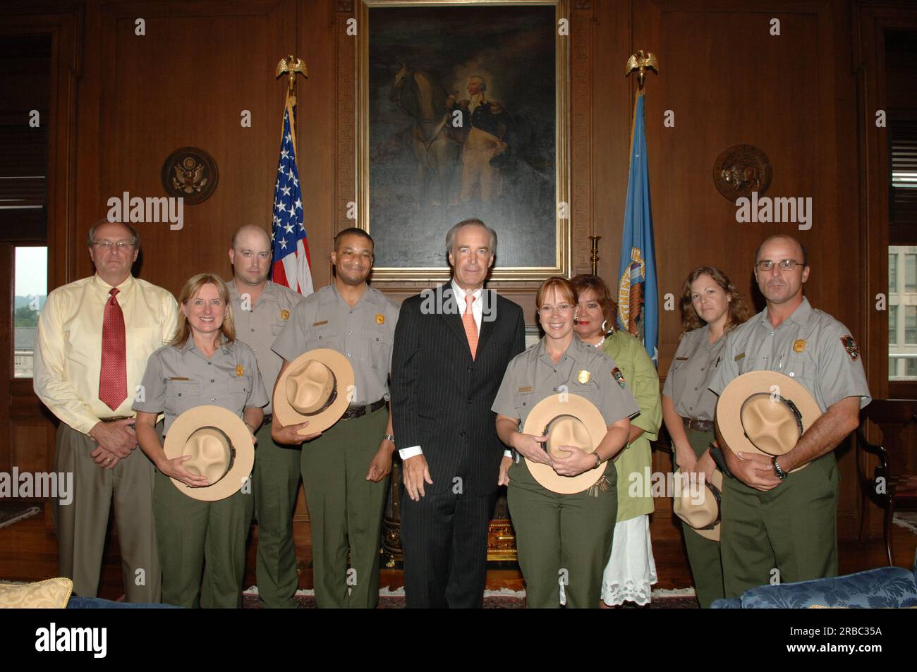 Incontro del segretario Dirk Kempthorne all'interno principale con una delegazione del personale del National Park Service e dei Memorial Parks Foto Stock