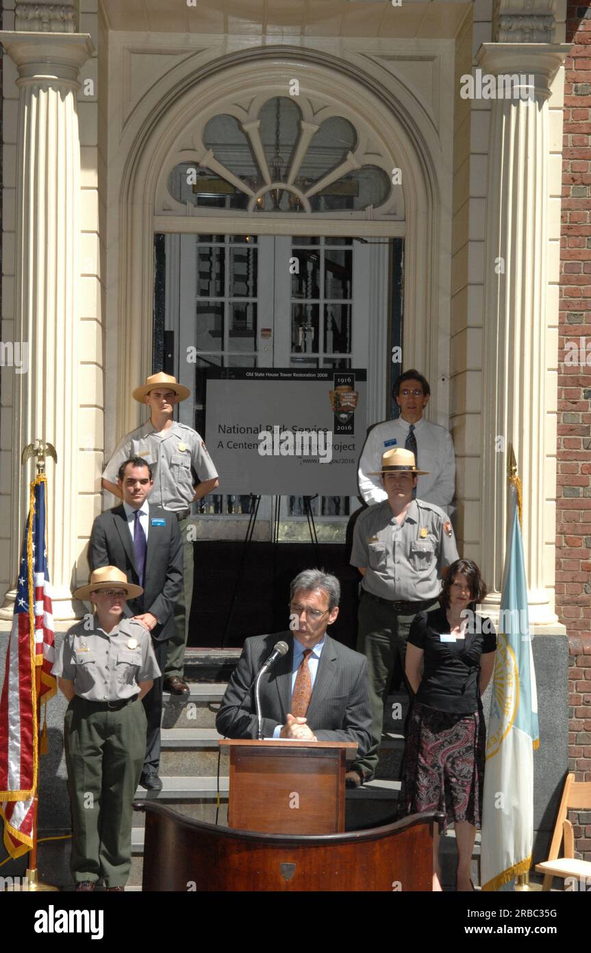 Visita del segretario Dirk Kempthorne alla Old State House di Boston, Massachusetts, dove è entrato a far parte del direttore del National Park Service Mary Bomar, del sovrintendente del Boston National Historical Park Terry Savage, del direttore esecutivo della Bostonian Society Brian LeMay, del capo dei servizi ambientali ed energetici di Boston James Hunt III, E altri funzionari all'evento che segna il completamento della fase iniziale del restauro della Old State House, compreso il restauro della famosa torre dell'edificio. Il lavoro di conservazione rappresenta il primo progetto di costruzione completato del Centennial Init del National Park Service Foto Stock