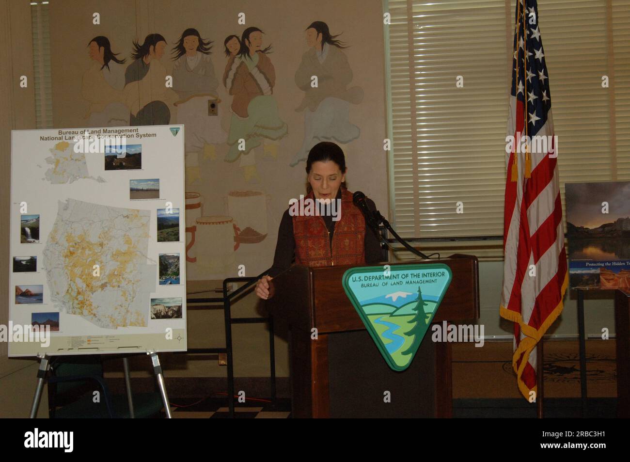 Accoglienza e presentazione presso gli interni principali: Strategia e piano di lavoro del Bureau of Land Management National Scenic and Historic Trails Programme, con il vice segretario P. Lynn Scarlett e altri funzionari interni che si uniscono ai rappresentanti del partenariato per il sistema nazionale di sentieri Foto Stock