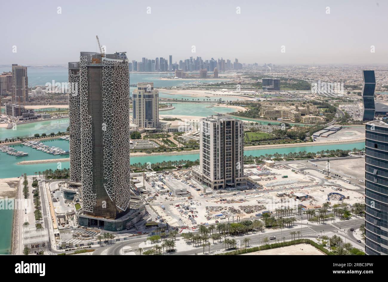 Lo skyline di Doha è visto dal quartiere di Lusail ancora in via di sviluppo Foto Stock