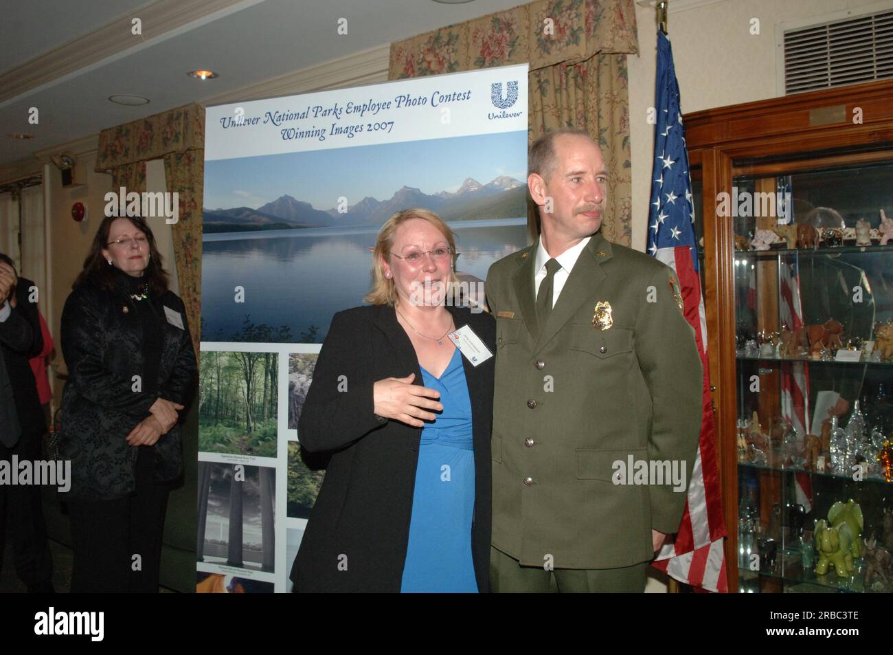 Cerimonia di premiazione del 2008 Harry Yount Ranger Award a Gary Moses, il Lake McDonald Sub-District Ranger al Glacier National Park, con la direttrice del National Park Service Mary Bomar, assistente segretario per Fish and Wildlife and Parks R. Lyle Laverty, Jr., E il capo americano della Unilever Corporation, Kevin Havelock, tra i dignitari a portata di mano al Main Interior Foto Stock