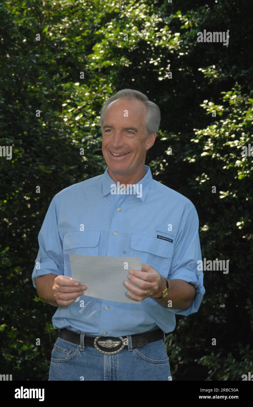 Il segretario Dirk Kempthorne e gli assistenti si uniscono alle star della musica pop, i Jonas Brothers, Kevin, Joe e Nick, per lavorare sul video del Public Service Announcement (PSA), girato sul White House South Lawn, promuovendo la campagna "Get Outdoors, IT's Yours" Foto Stock
