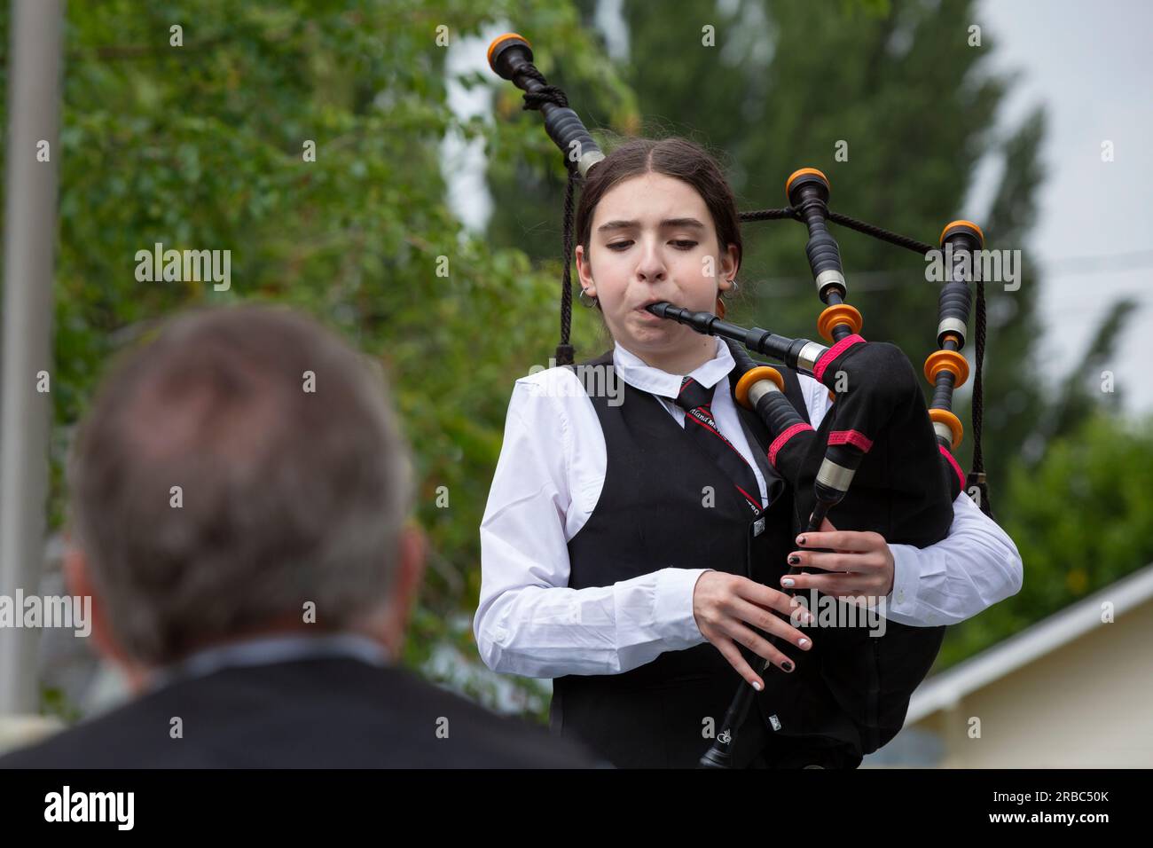 Mount Vernon, Washington, USA. 8 luglio 2023. Truin T. gioca una marcia del 6/8 durante la competizione di piping solista agli Skagit Valley Highland Games. Credito: Paul Christian Gordon/Alamy Live News Foto Stock