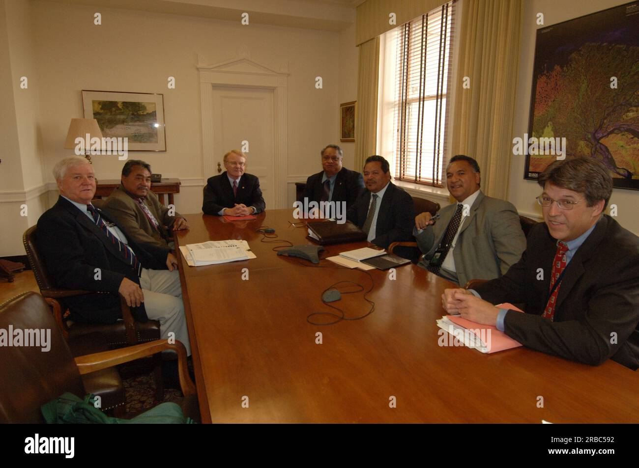Assistente segretario per la politica, la gestione e il bilancio, R. Thomas Weimer, incontro presso gli interni principali con il direttore dell'Ufficio per gli affari insulari (OIA) Nikolao Pula, altri funzionari DELL'OIA e ambasciatori territoriali Foto Stock